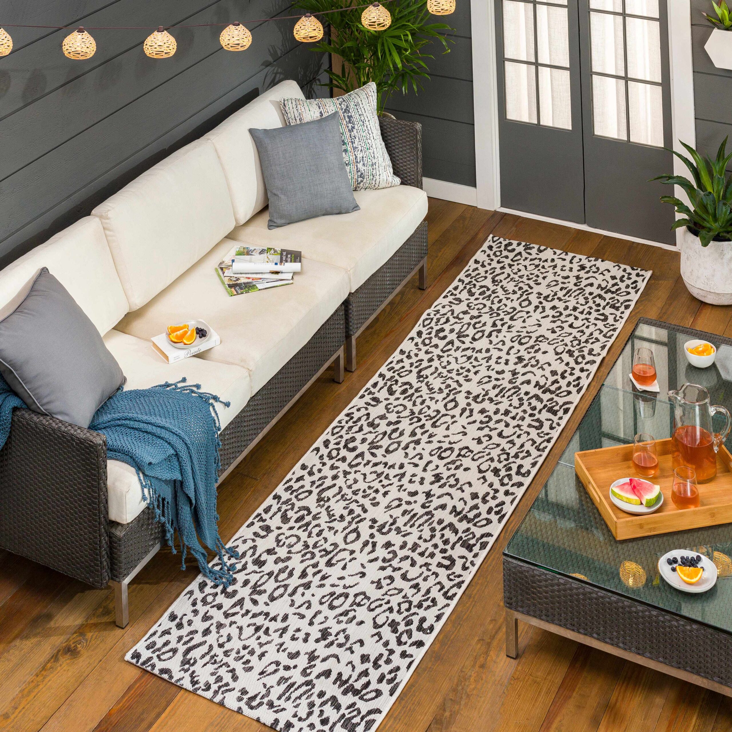 eag2354RunnerOutdoor-roomscene_201